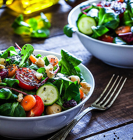Salatschüssel auf Tisch mit buntem Gemüse